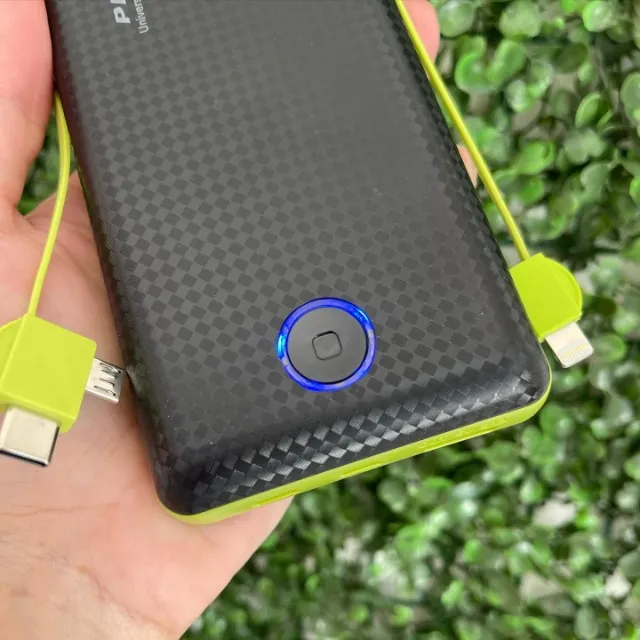 Detalhe real dos cabos integrados do Power Bank AJ-C04